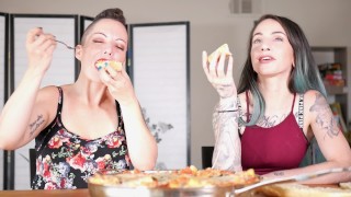 色情明星 Mukbang：第 1 集 - Nikki Sequoia 和 Sheena Rose