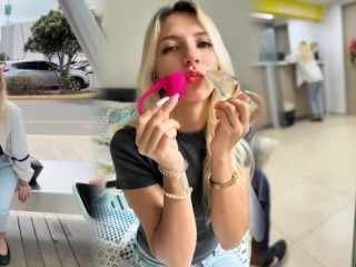 Mon Ami Rend Ma Chatte Si Humide et Excitée En Public - Lush 3