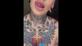 Ragazza tatuata con grandi tette ti seduce per scoparla a letto. Versione completa su OnlyFans.