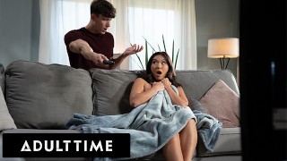 ADULT TIME - Kimmy Kimm 被她的室友抓到手淫，但她无法抗拒他的大鸡巴！